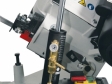 Sklápění pomocí hydrauliky, plynule nastavitelné.
Litinový rám a základní deska pily.